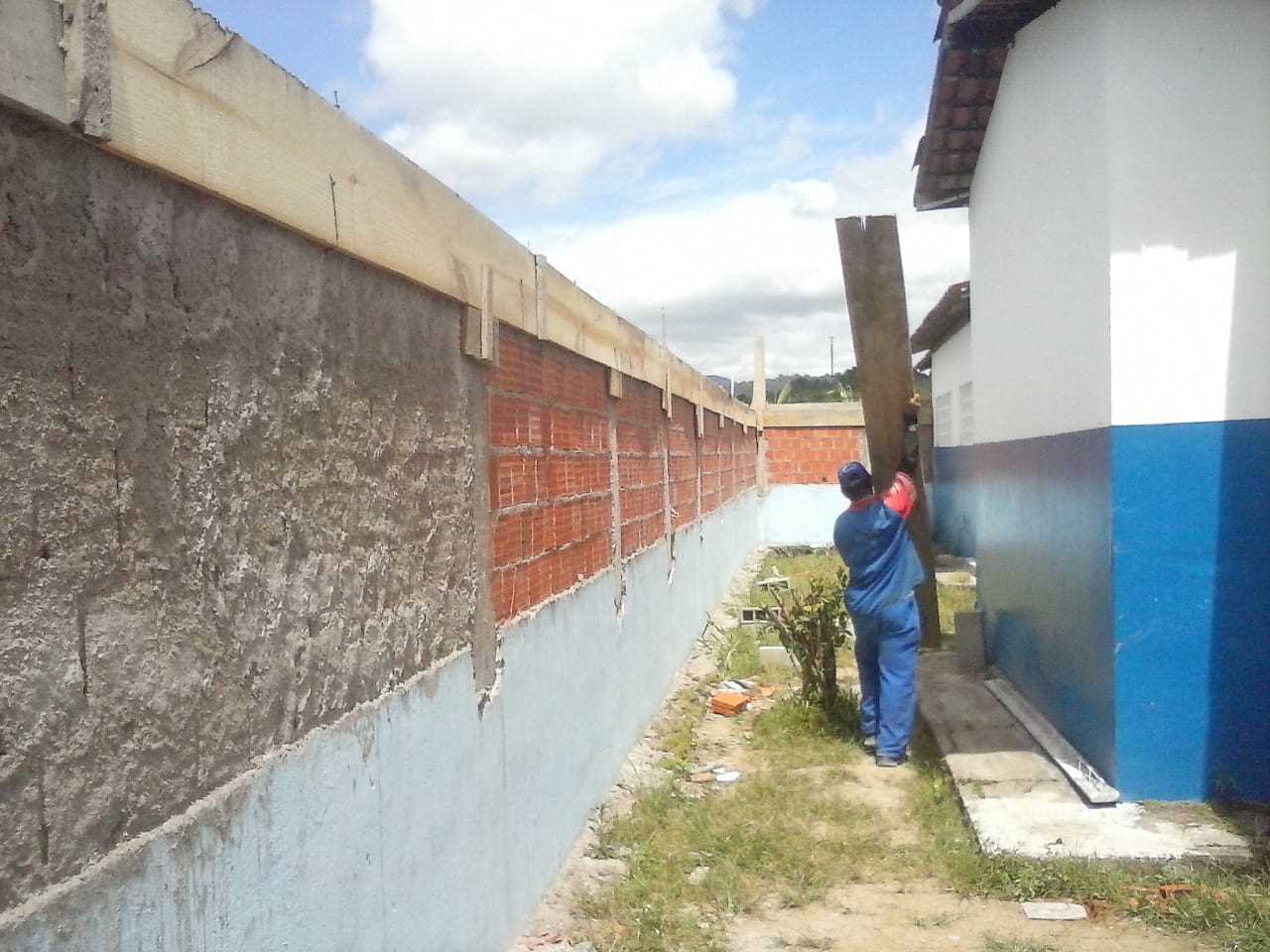 A Secretaria de Educação iniciou a construção do muro do terreno lateral na Creche Gracinha Loureiro